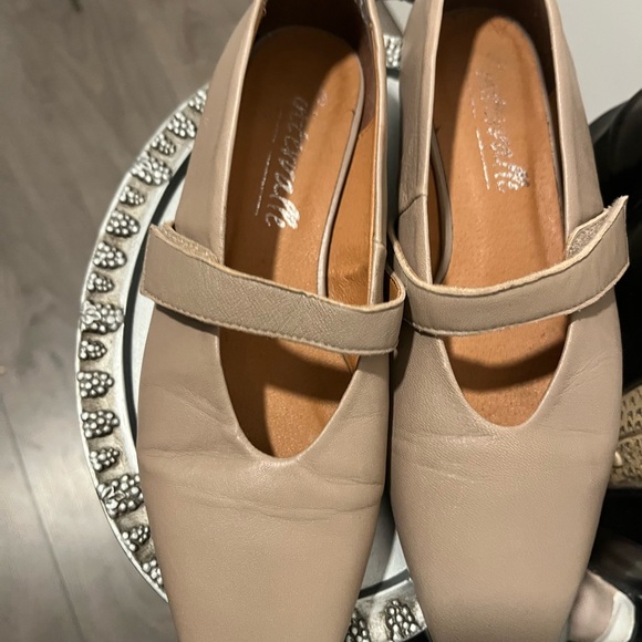 L'INTERVALLE Tan Flats - Picture 3 of 4